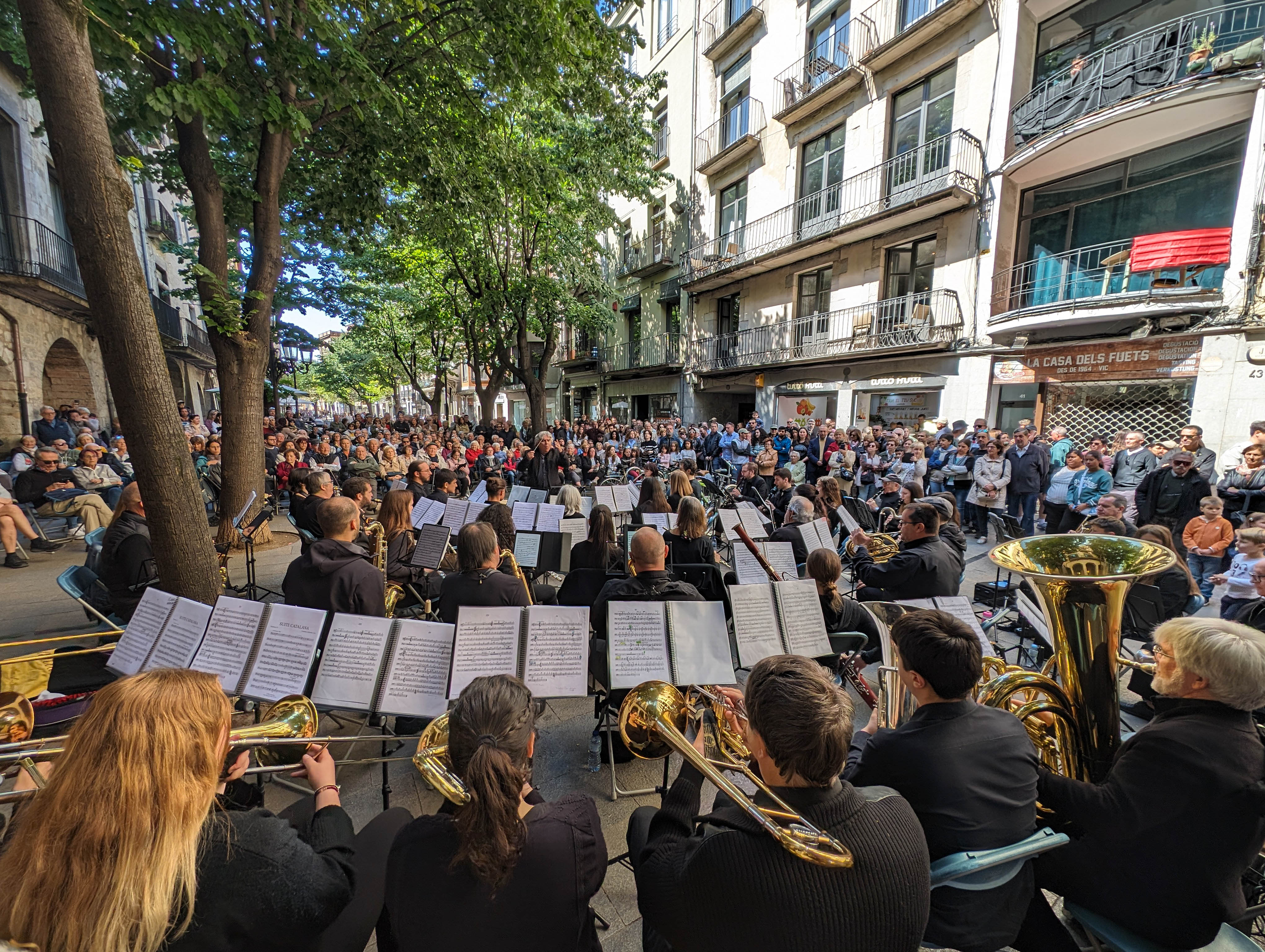 Actuació de la banda al Punt de Trobada de la Rambla de Girona