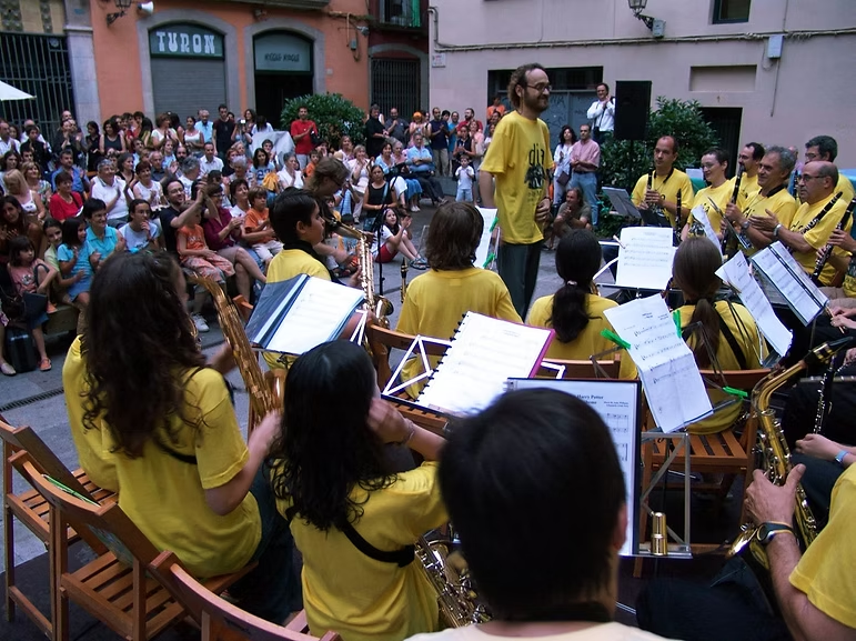 Músics de la Girona Banda Band durant un concert a l'aire lliure